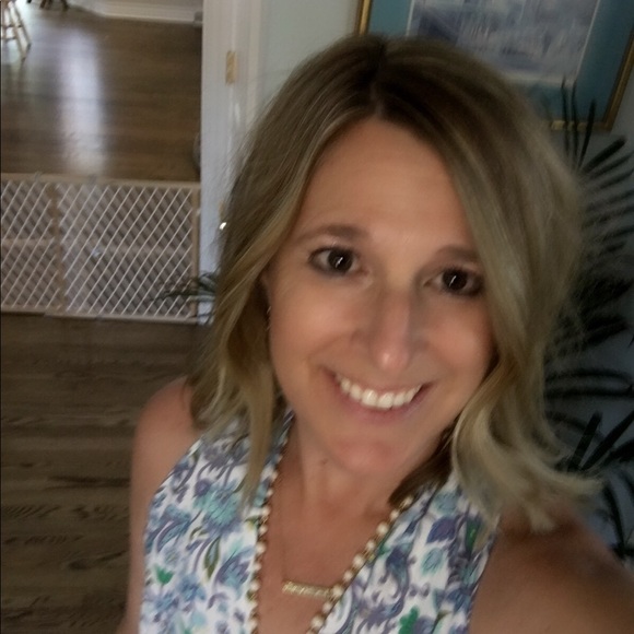 Profile Picture of Lynne Charmoli (@lcharm) on Poshmark