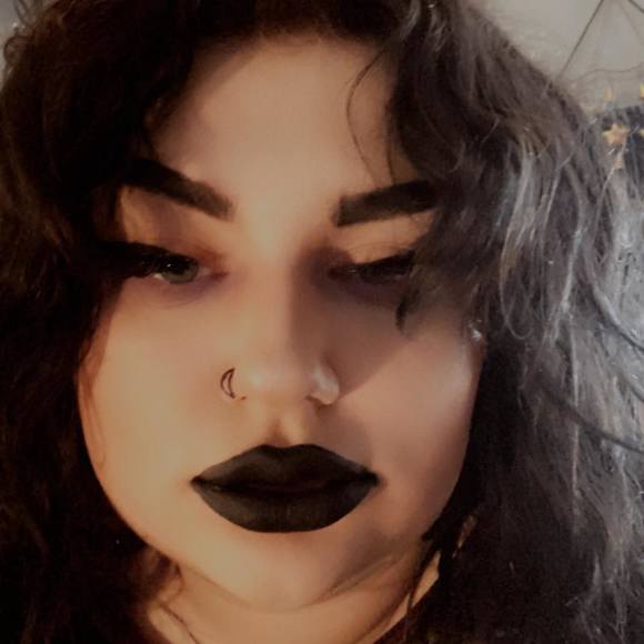 Profile Picture of Remi Vandaele (@queenremington) on Poshmark