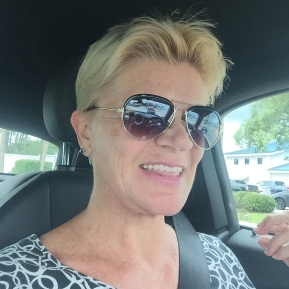 Profile Picture of Donna Stokes (@beachesdonna) on Poshmark