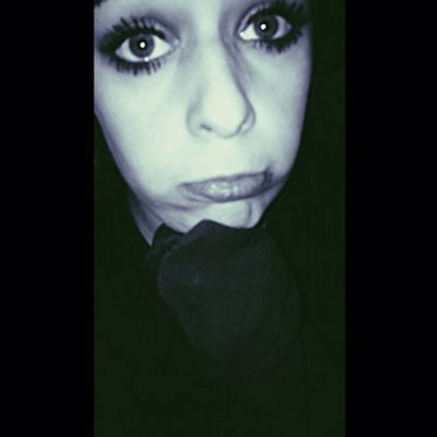 Profile Picture of Anna (@d3adalien) on Twitter