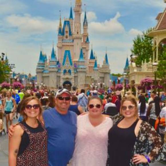 Profile Picture of Kelli Hurt (@loopypineapple1) on Poshmark