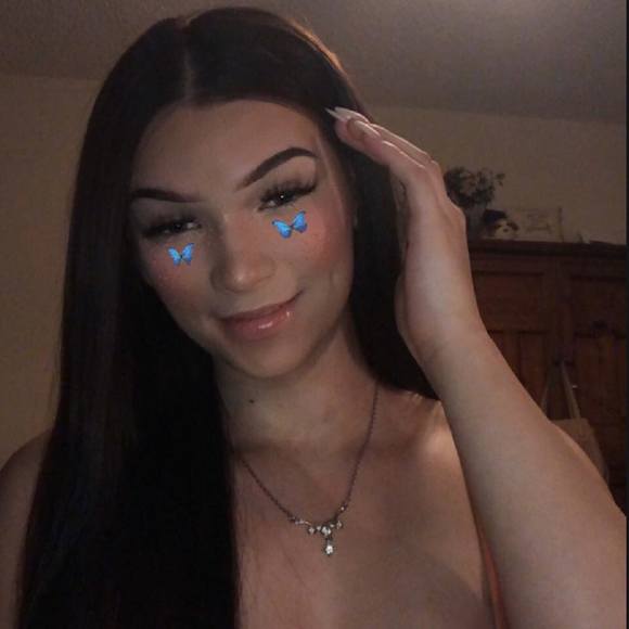 Profile Picture of Erin Roberts (@eringraham100) on Poshmark