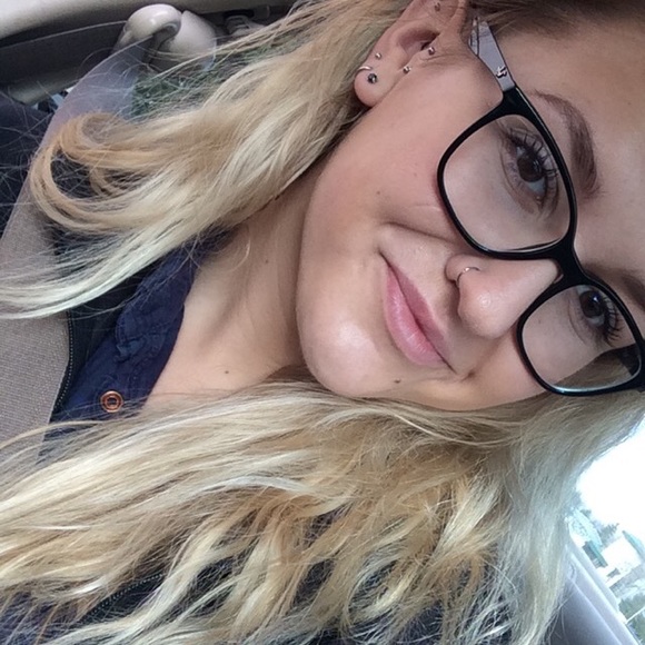 Profile Picture of Amanda Larue (@amandalarue08) on Poshmark