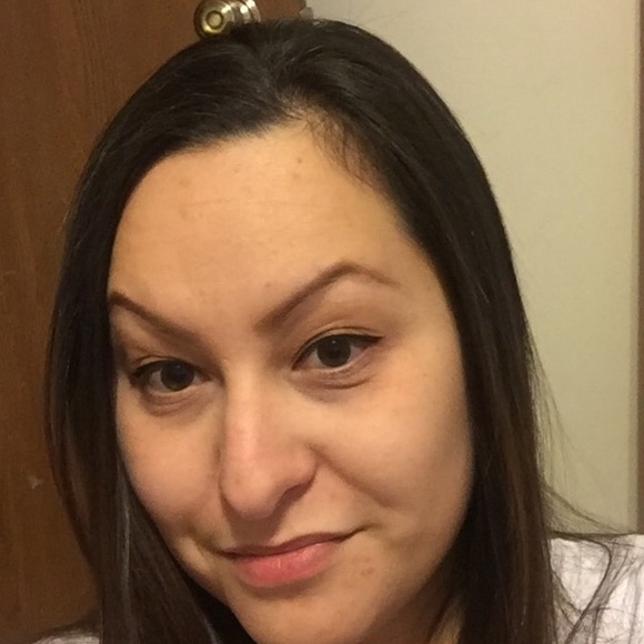 Profile Picture of Veronika Gummow (@vgummow) on Poshmark