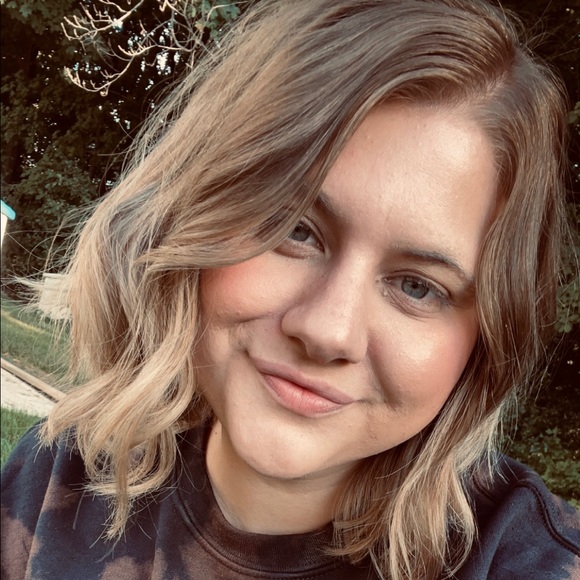Profile Picture of Melissa Zausch (@zausch18) on Poshmark