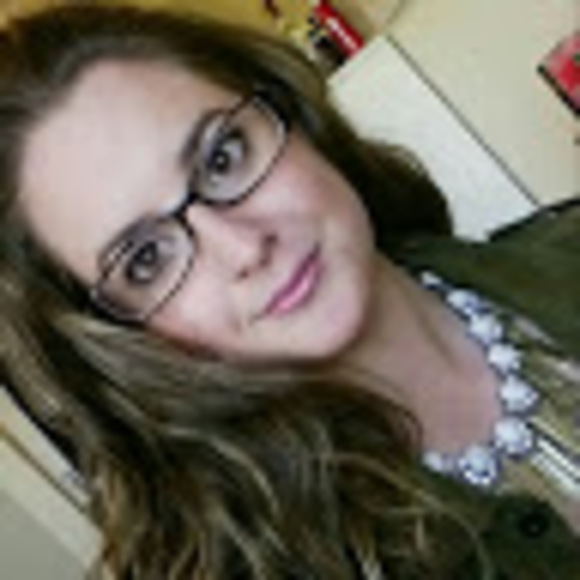 Profile Picture of Steph Schmeiser (@stephschmeiser) on Poshmark