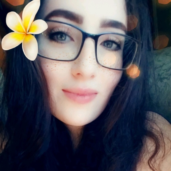 Profile Picture of Rachel Gares (@rachelvgares) on Poshmark