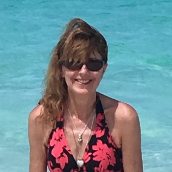 Profile Picture of Lisa Heaton (@the_hockeymom) on Poshmark