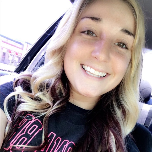 Profile Picture of Brittney Simon (@brittneysimon) on Poshmark