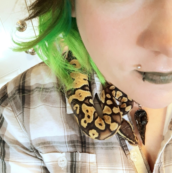 Profile Picture of Nikki Plume (@nikkidplume) on Poshmark