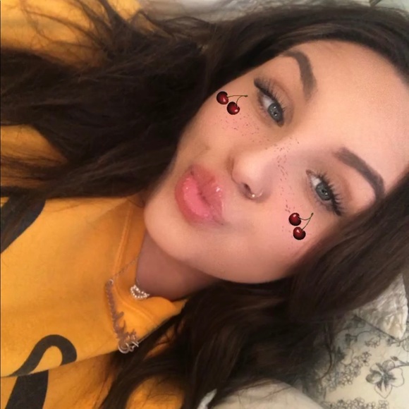 Profile Picture of Mckenna Gidcumb (@kennaaa7) on Poshmark