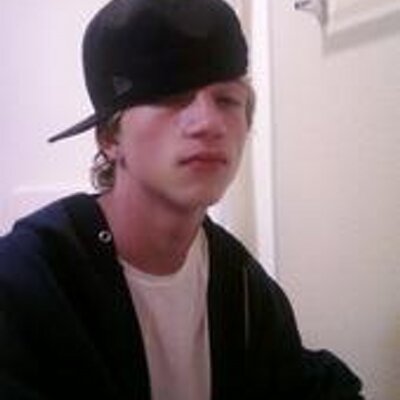 Profile Picture of Andrew Hoelzel (@frostythetoker) on Twitter
