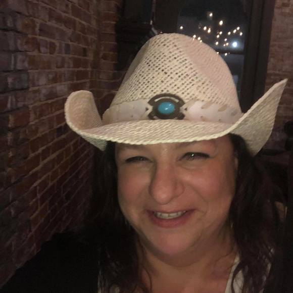 Profile Picture of Jennie Persell (@jenniepersell) on Poshmark