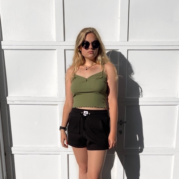 Profile Picture of Brooke Arezzi (@brookearezzi) on Poshmark