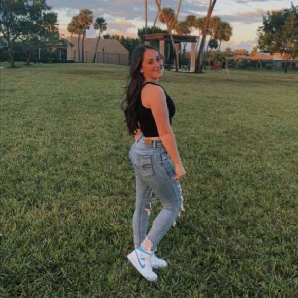 Profile Picture of Lauren Ofstein (@laurenofstein) on Poshmark