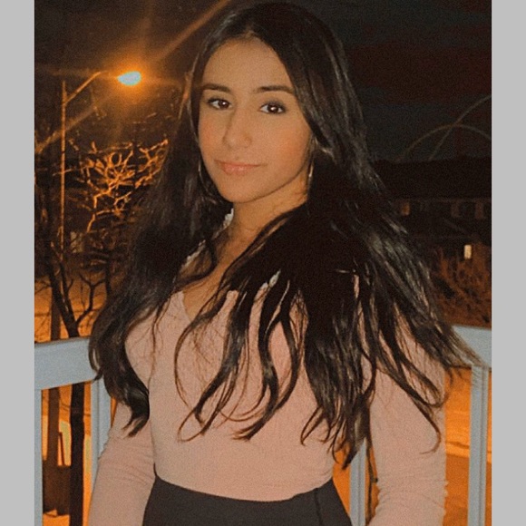 Profile Picture of Atra Norouzi (@atra16) on Poshmark