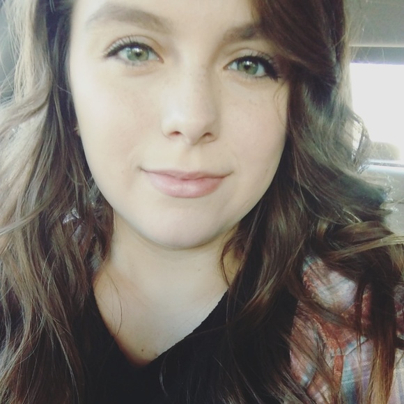 Profile Picture of Andrea Hewitt (@anhewitt18) on Poshmark
