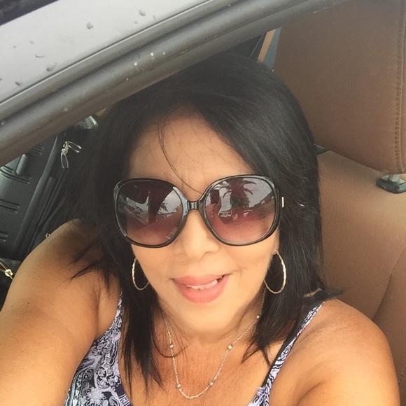 Profile Picture of Elizabeth Laporte (@ely312) on Poshmark