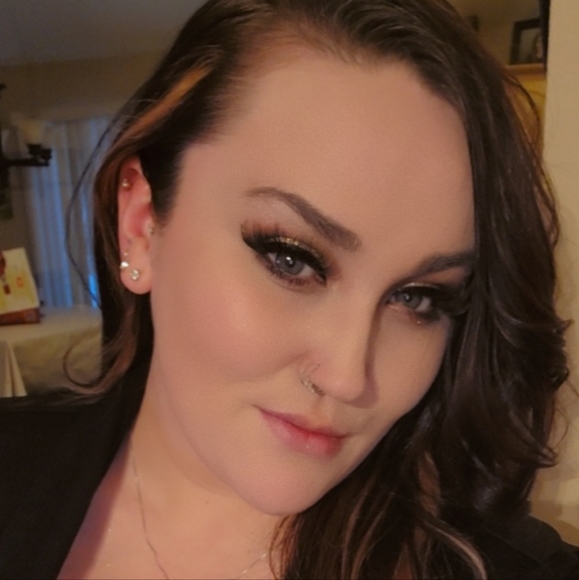 Amanda Ertel - Poshmark Profile Picture of Amanda Ertel (@amanda_ertel) on Poshmark