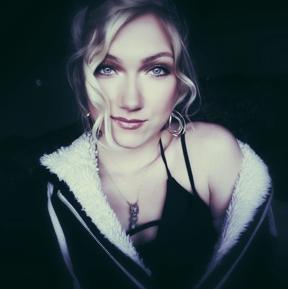 Profile Picture of Bianca Jenkins (@intuitionartist) on Poshmark