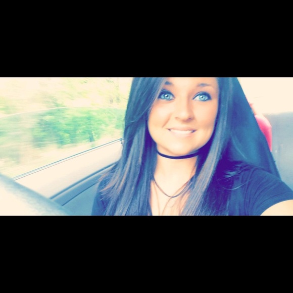 Profile Picture of Karlee Hayes (@karlee199797) on Poshmark
