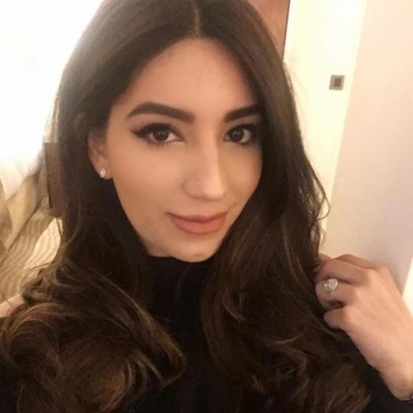 Profile Picture of Robin Shay (@robinshei) on Poshmark