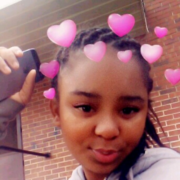 Profile Picture of Melanie Edwards (@melanieedwar317) on Poshmark