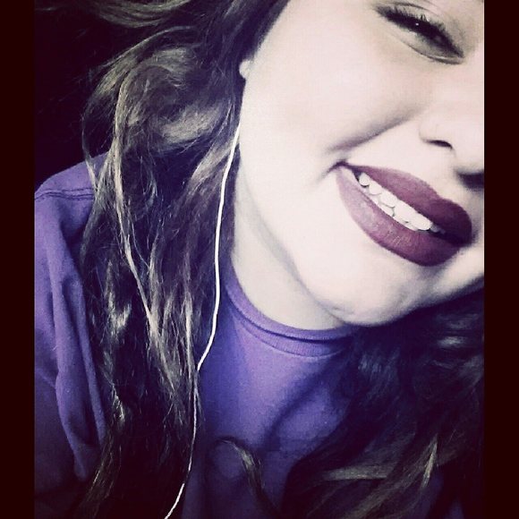 Profile Picture of Ashley Cardona (@ashleycardona17) on Poshmark