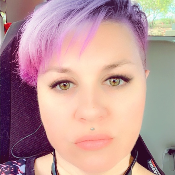 Profile Picture of Denille Gines (@dmkinlv1001) on Poshmark