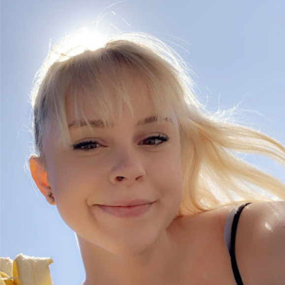 Profile Picture of Zoe Draznik (@zdraznik) on Poshmark