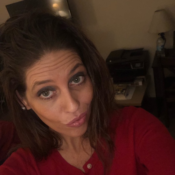 Profile Picture of Julia Youngerman (@jyounger81) on Poshmark