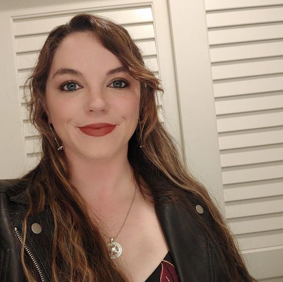 Profile Picture of Lisa Gilliam (@littlewing4200) on Poshmark