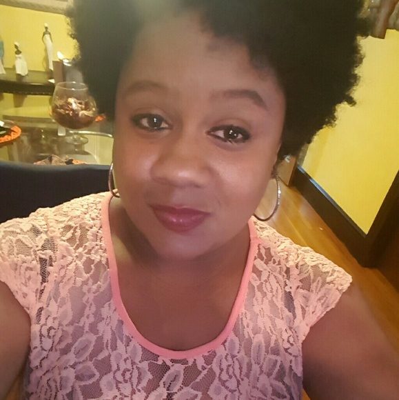 Profile Picture of Luanette Fargas (@conxentiida) on Poshmark