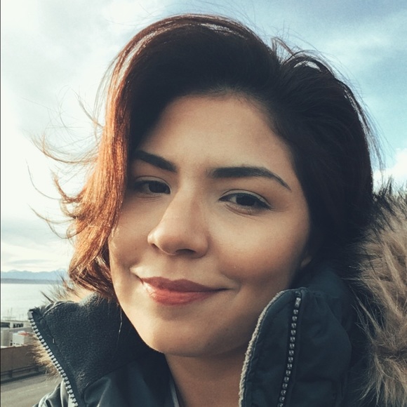 Profile Picture of Amanda Guerreiro (@guerreiroamanda) on Poshmark