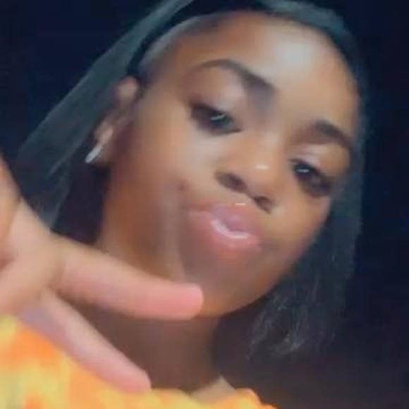 Profile Picture of Yiyi Barthell (@yiyibarthell) on Poshmark