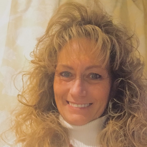 Profile Picture of Christy Hyder (@hydro818) on Poshmark