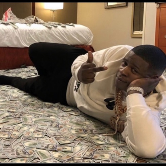 Profile Picture of Erin Carson (@erinnnn_nicolee) on Poshmark