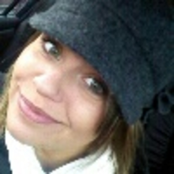 Profile Picture of Cryatal Handing (@chandi00) on Poshmark