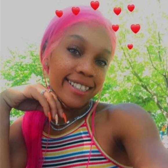 Profile Picture of Molly Molly (@tonieceb) on Poshmark