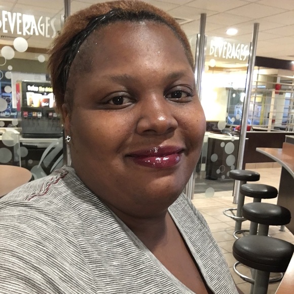 Profile Picture of Eraina Carter (@eraina29) on Poshmark