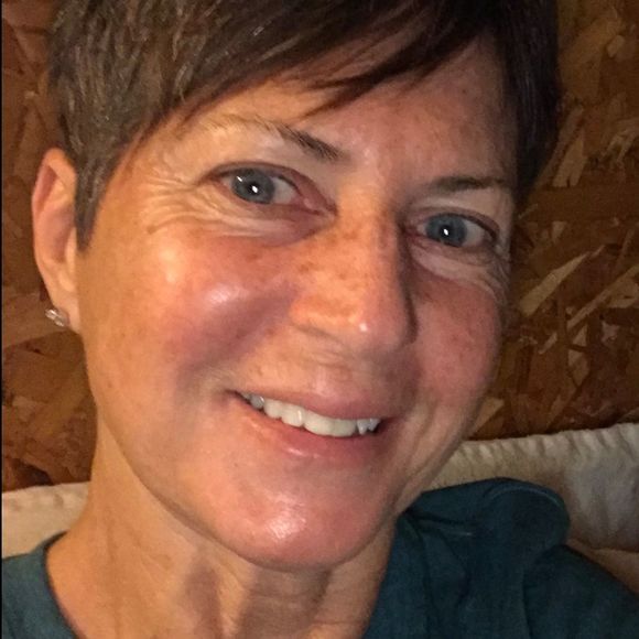 Profile Picture of Laurie Kasinger (@lauriekasinger) on Poshmark