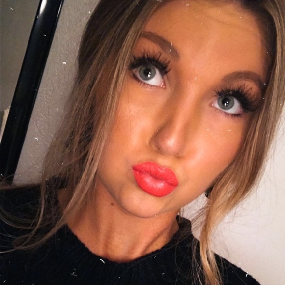 Profile Picture of Mallory Zinser (@malloryzinser) on Poshmark
