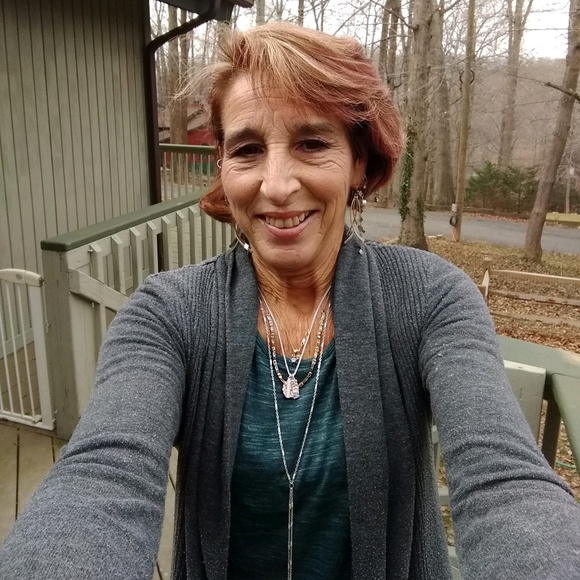 Profile Picture of Lynn Longhurst (@lynnlonghurst58) on Poshmark