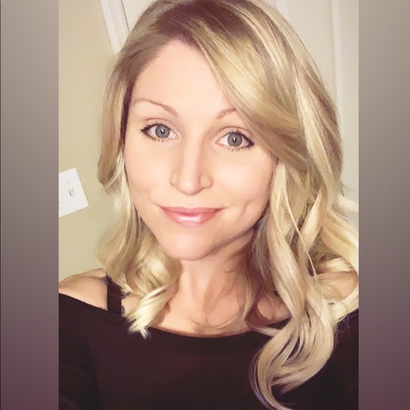 Profile Picture of Amanda Jenkins (@mandacara8) on Poshmark