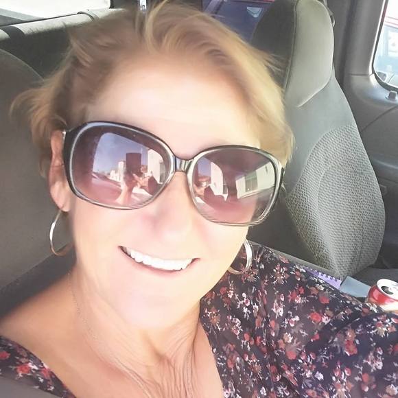 Profile Picture of Susan Holloway (@susieq7359) on Poshmark