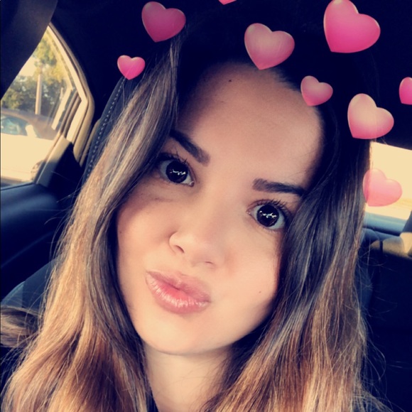 Profile Picture of Katelyn Caffarelli (@katelyncaff) on Poshmark