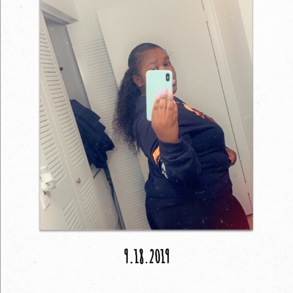 Profile Picture of Alyson Hogan (@alysonxo17) on Poshmark