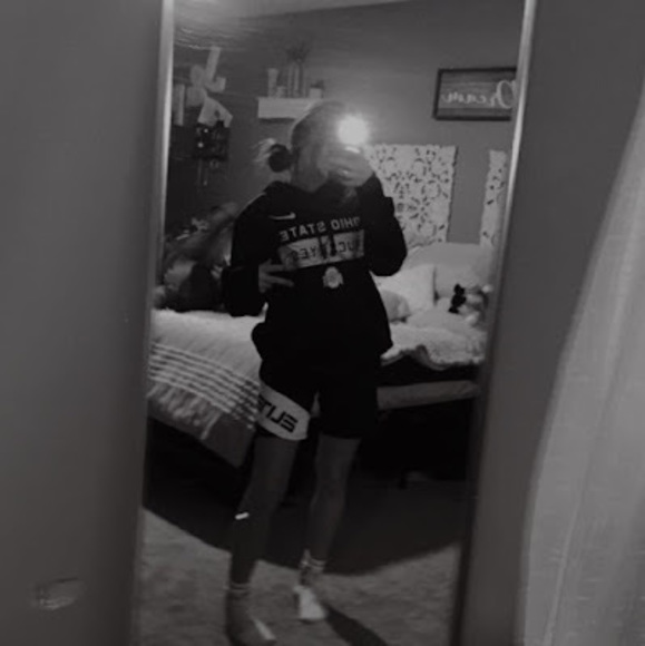 Profile Picture of Jayli Lanzer (@jaylilanzer20) on Poshmark