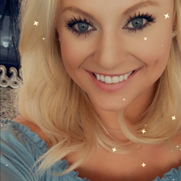 Profile Picture of Kristi Hilligrass (@khilligrass) on Poshmark