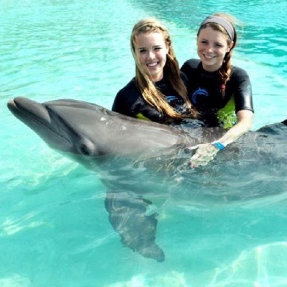 Profile Picture of Cara Mullowney (@ccaraa) on Poshmark